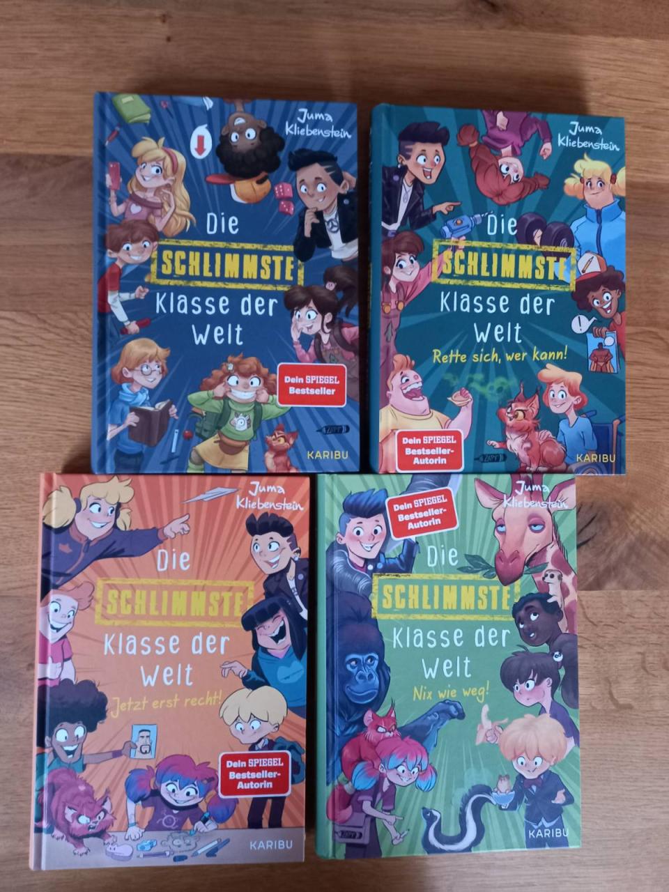 Buchcover 4 neue Bücher Juni 2026 Teil 4: Die schlimmste Klasse der Welt - 1: Rette sich wer kann, 2: Jetzt erst recht, 3: Nix wie weg, 4: kein Untertitel. (Juma Kliebestein)